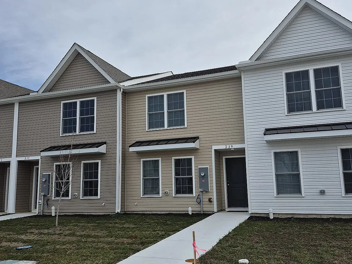 3 bed, 2.5 bath, 1428 sqft, $2,100 — Photo 2