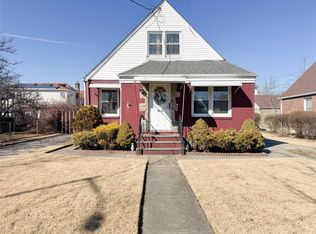 26415 82nd Ave, Glen Oaks, NY