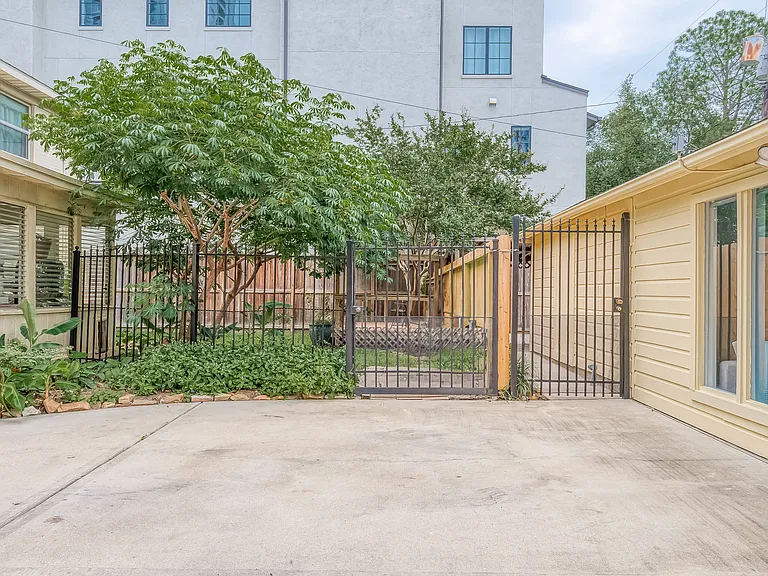 2415 1/2 Rosamond St — Photo 21