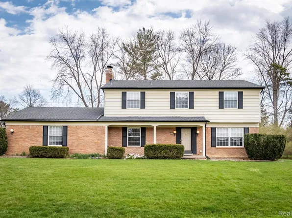 29900 Ravenscroft St, Farmington, MI 48331