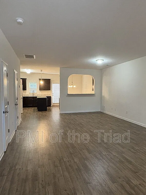 3 bed, 2.5 bath, 1664 sqft, $1,900 — Photo 3
