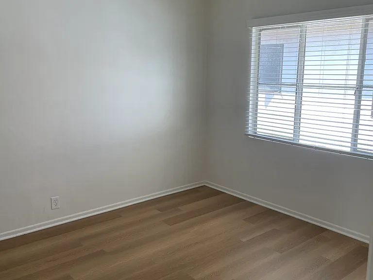 3187 S Barrington Ave — Photo 9