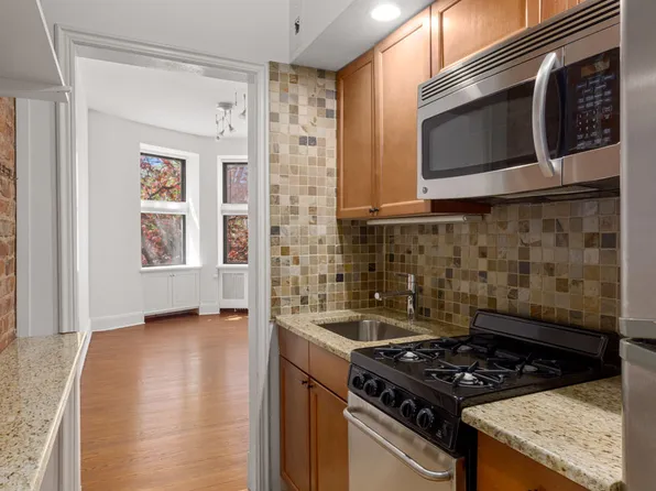 175 Amity Street image 7 of 10