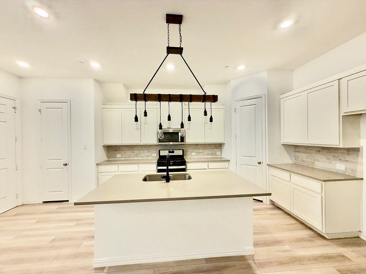 3 bed, 2.5 bath, 1950 sqft, $2,550 — Photo 4