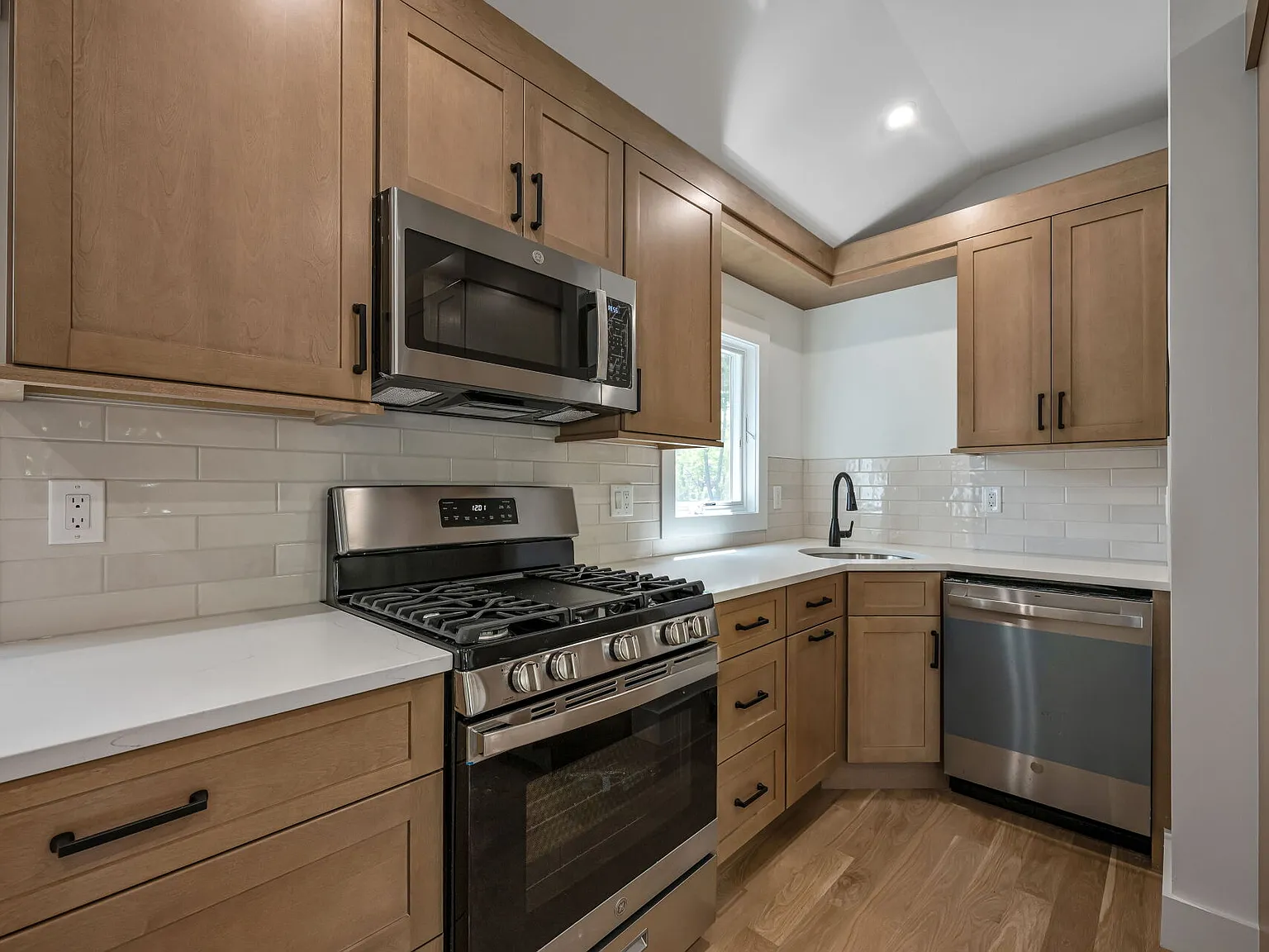 2 bed, $3,400 — Photo 3