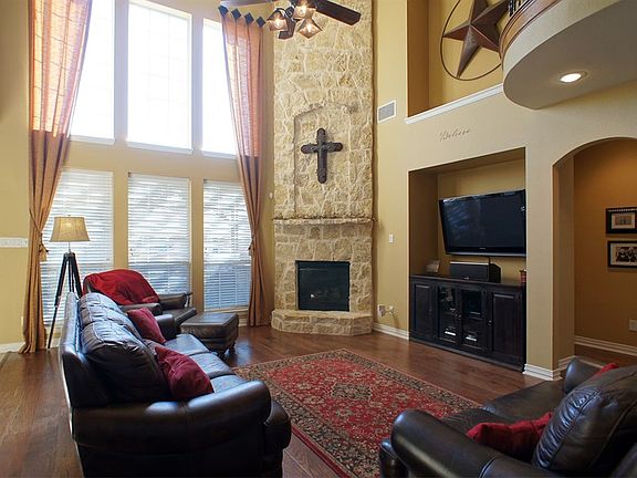 3rd image of 910 Terrace Dr