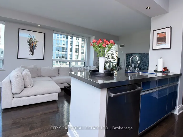 903 Bloor St W — Photo 16