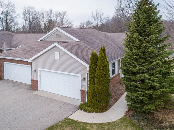 1373 S Village Cir, Kalamazoo, MI 49009