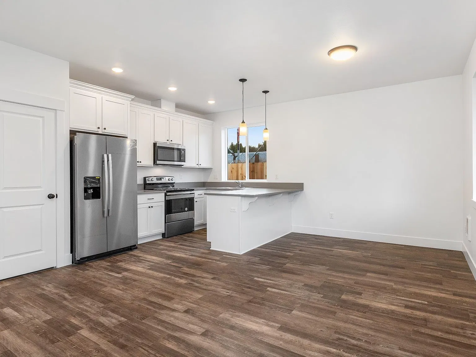 3 bed, 1296 sqft, $2,170 — Photo 3