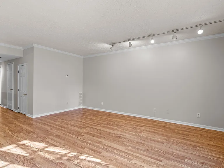 1957 1/2 Calvert St NW — Photo 3