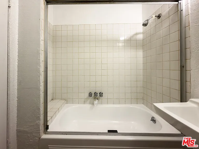 4367 S Van Ness Ave #4 — Photo 12