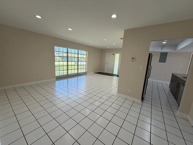 499 W Conference Dr — Photo 9