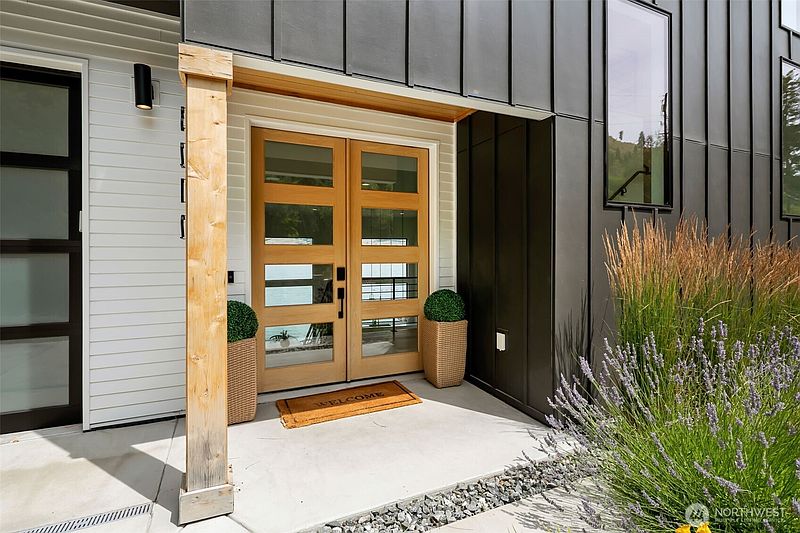 3rd image of 3212 S Lakeshore Road
