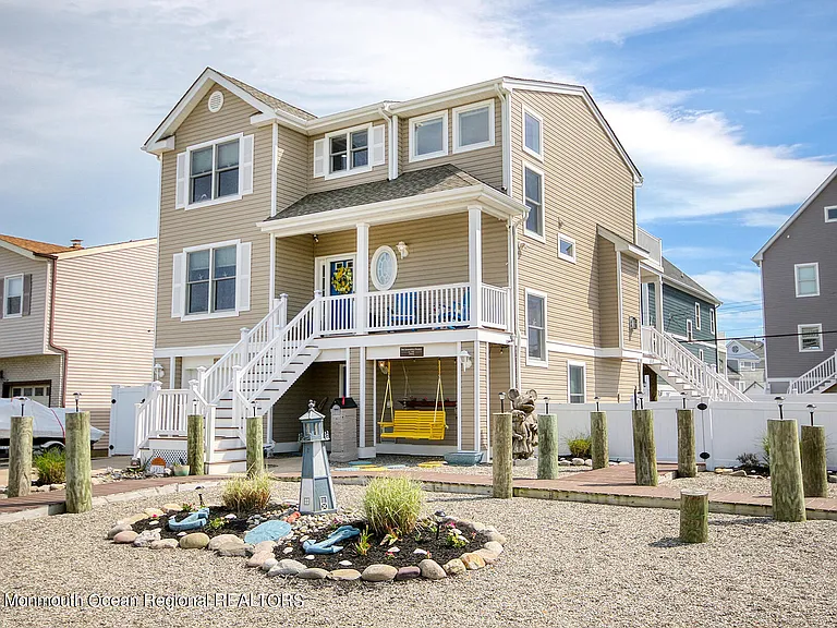 207 Ceylon Ave — Photo 1