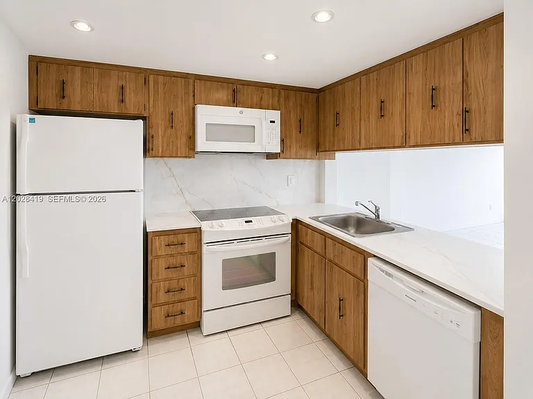 16465 NE 22nd Ave #206 — Photo 4