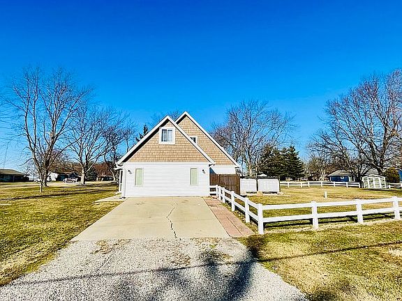 2nd image of 102 Old Farm Trl