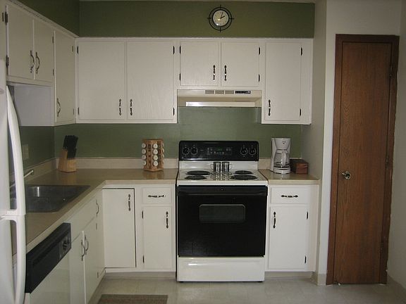 Kitchen has a fresh look w/ lots of cabinet and countertop space.