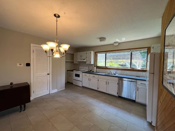 3 Pebblestone Cir, Suffield, CT 06078