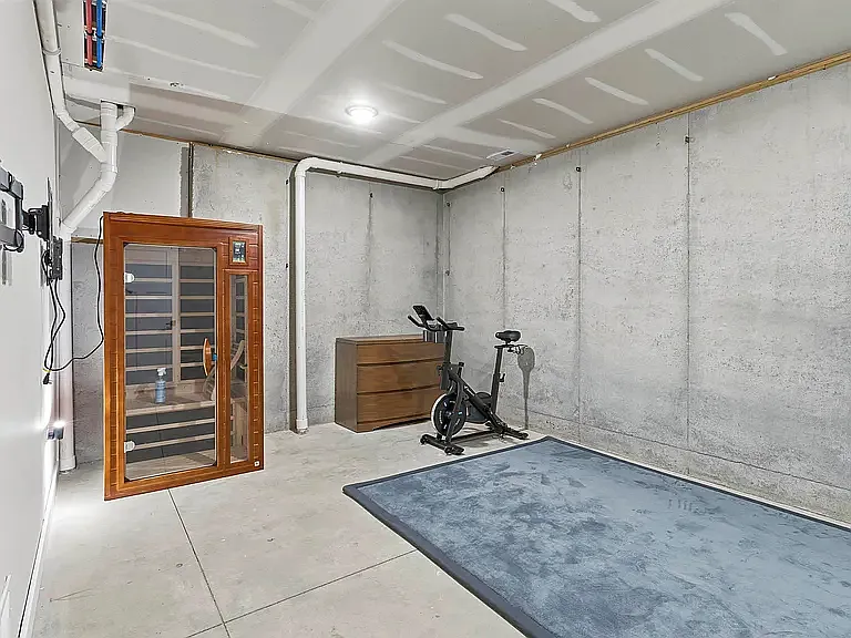 3912 Travers Cir — Photo 40