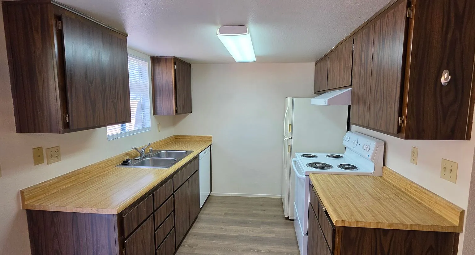870 Browning St — Photo 4