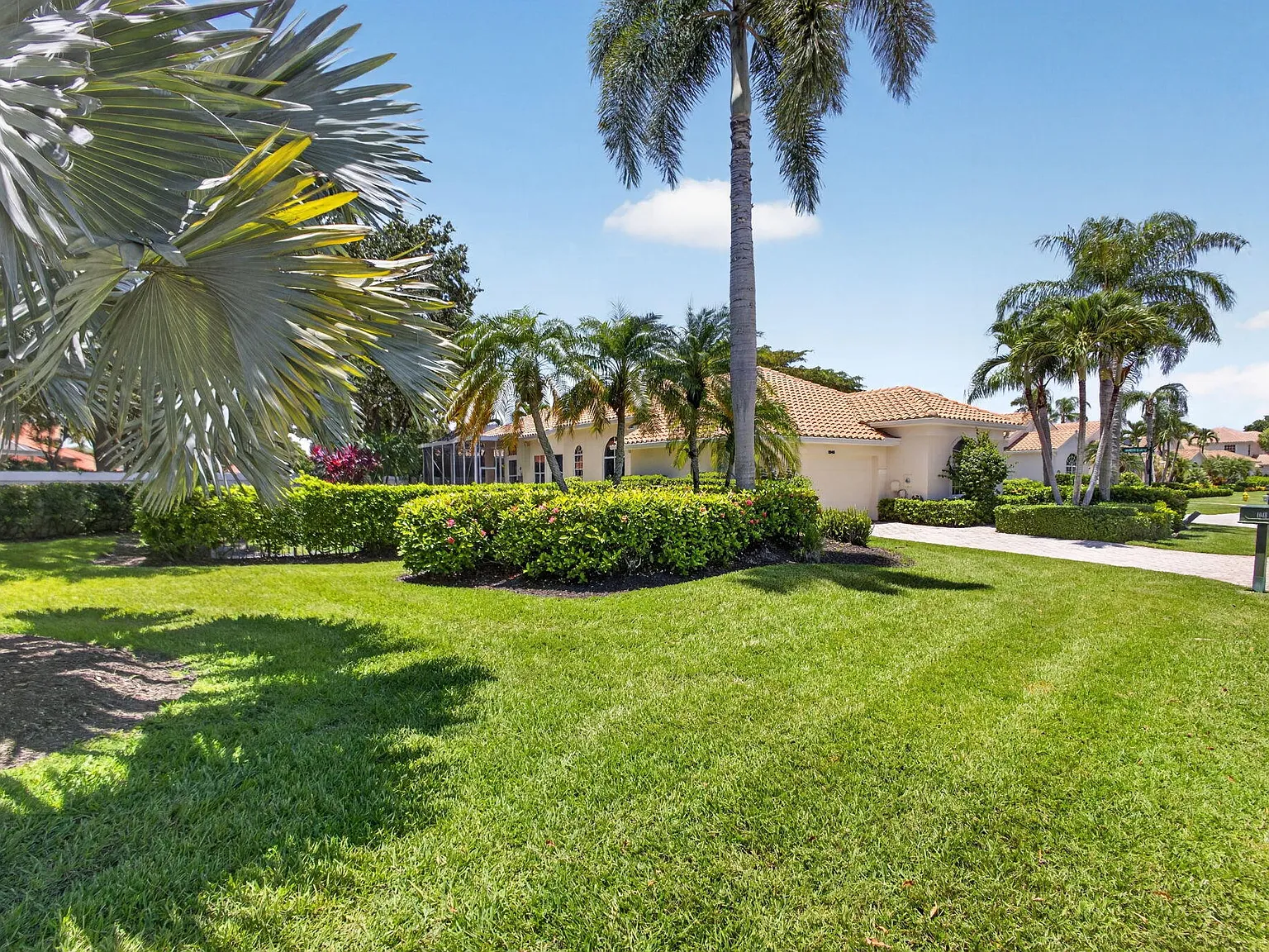 3 bed, 4.0 bath, 2260 sqft, $14,900 — Photo 4