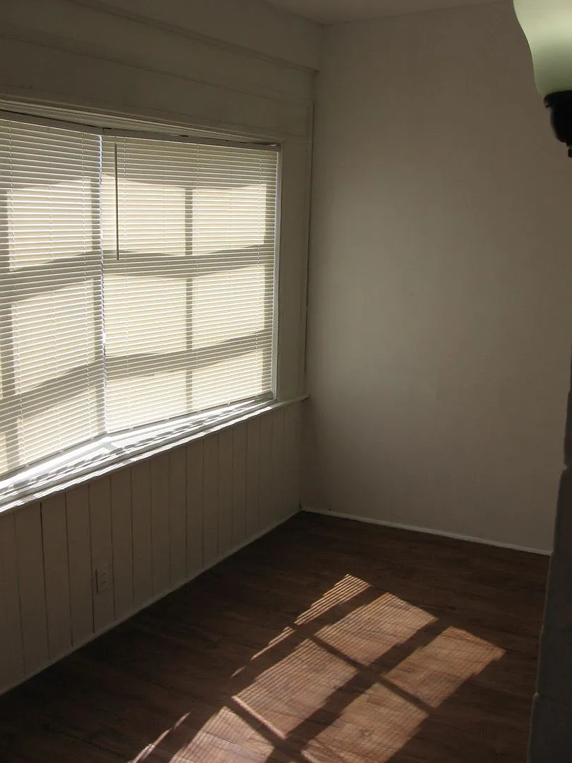 Enclosed Front Porch Row - Kingsessing — Photo 4