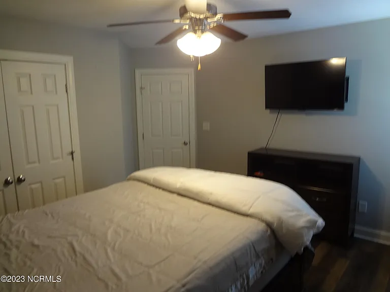 205 S Pointe Dr #B — Photo 37