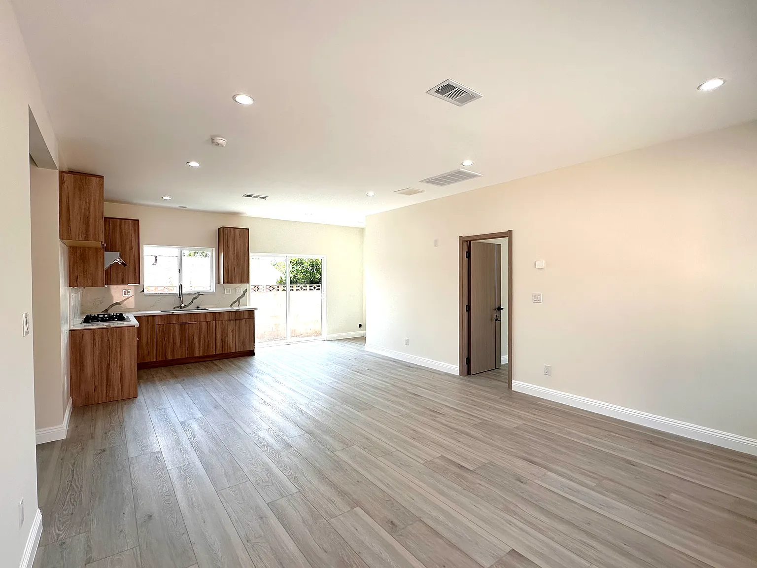 3 bed, 1200 sqft, $3,200 — Photo 2