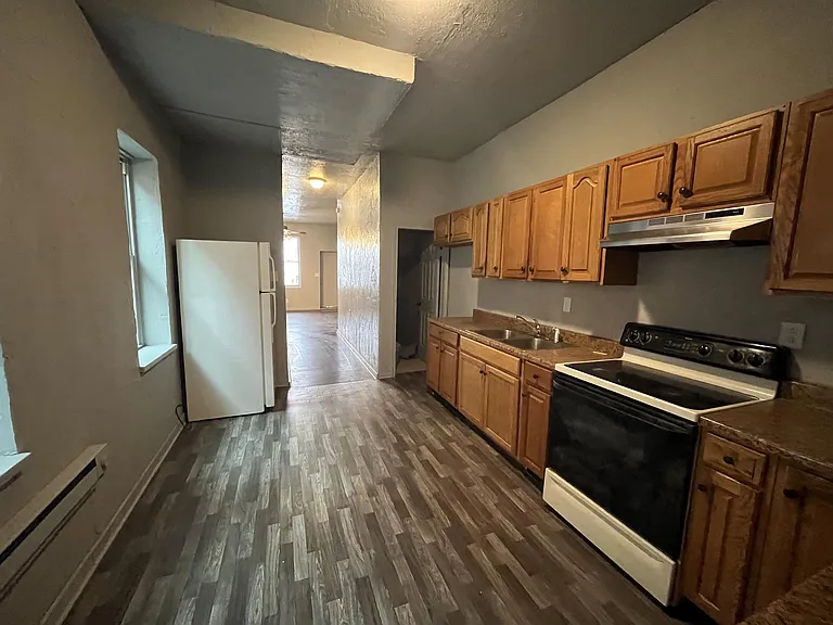 615 W Locust St — Photo 7