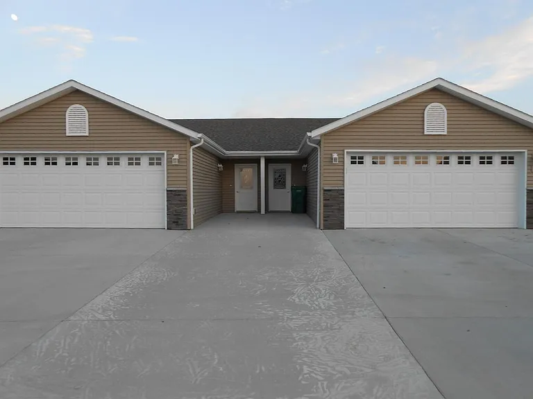 345 Edelweiss Ln — Photo 2