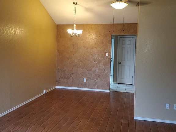 3rd image of 108 Gray Oak Ct