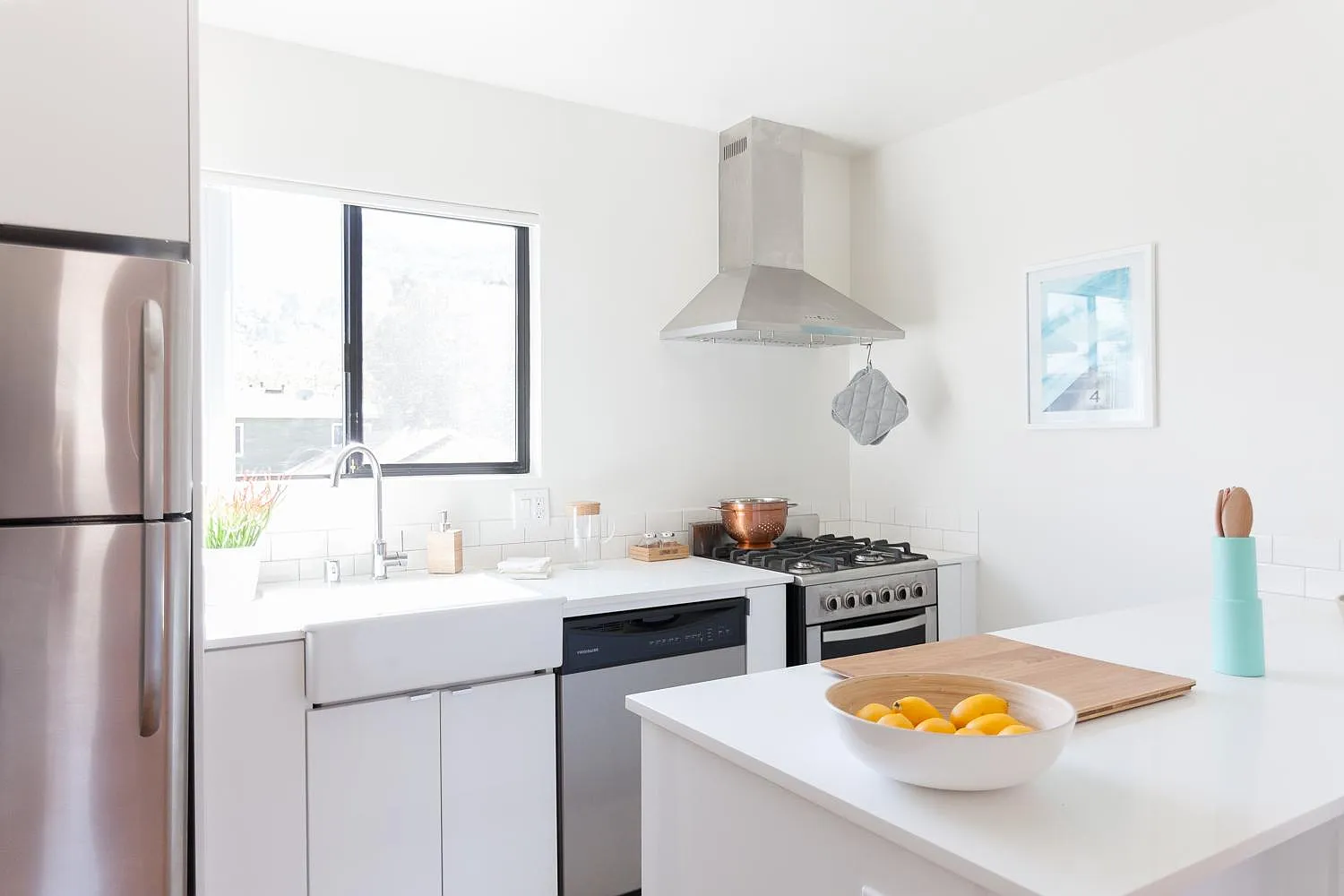 2 bed, 900 sqft, $3,000 — Photo 3
