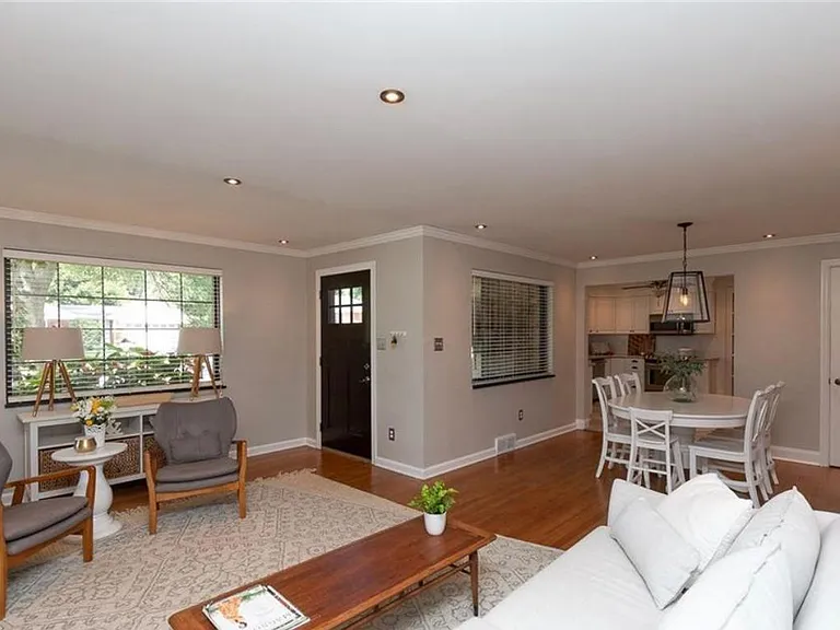 256 Castle Dr — Photo 5
