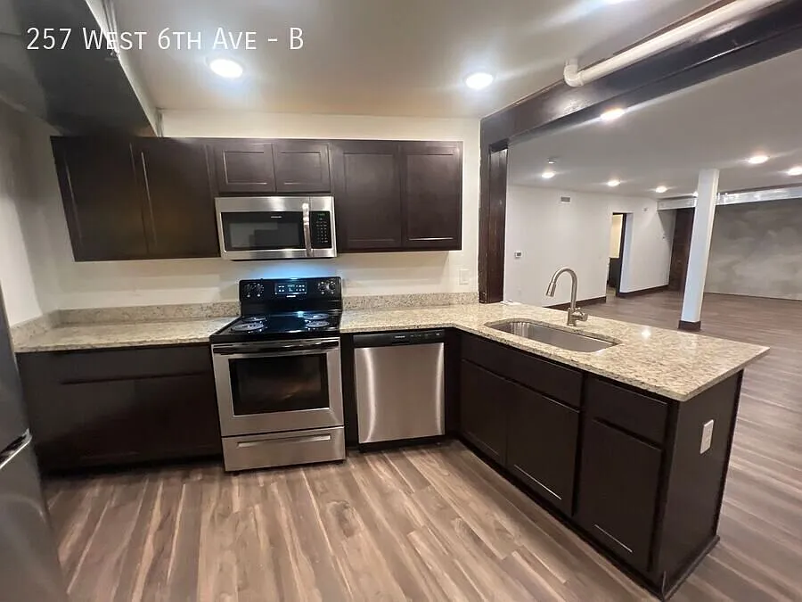 Unique 3 Bedroom Victorian Village Apartments — Photo 4