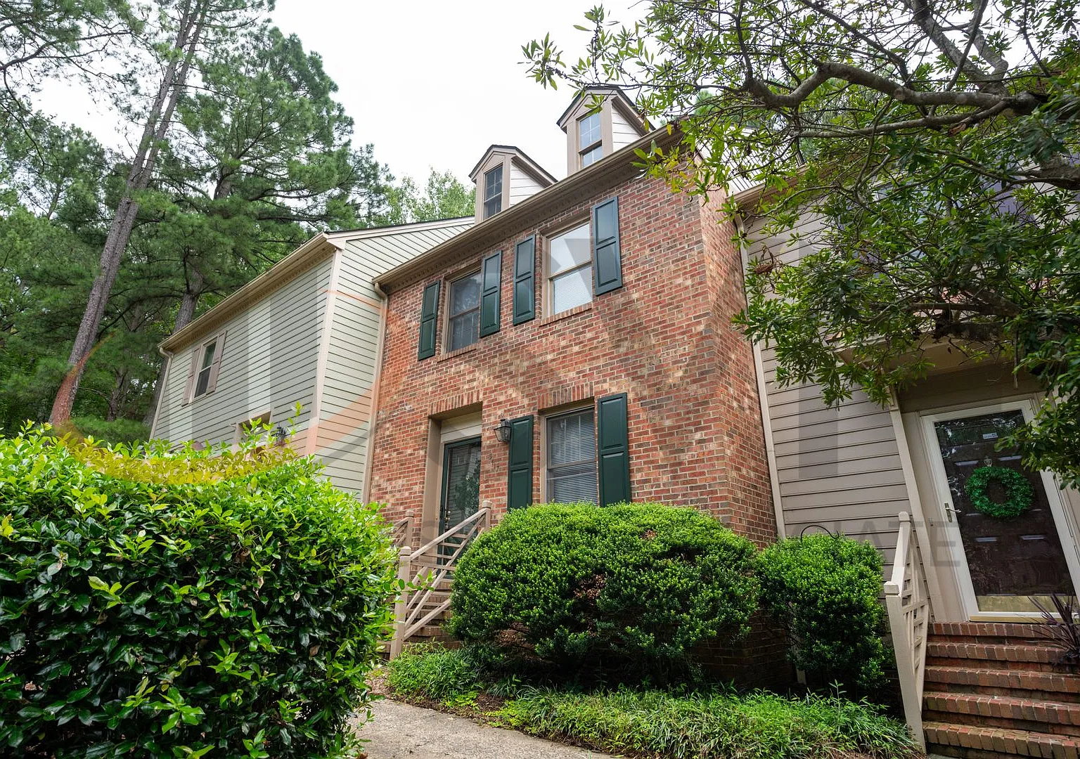 Charming 2BR & 2.5BA Townhome with Dual Primary Suites in Woodstream Glen — Photo 2