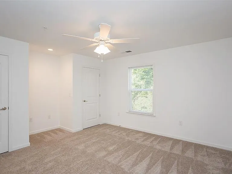 Barrington Apartments — Photo 21