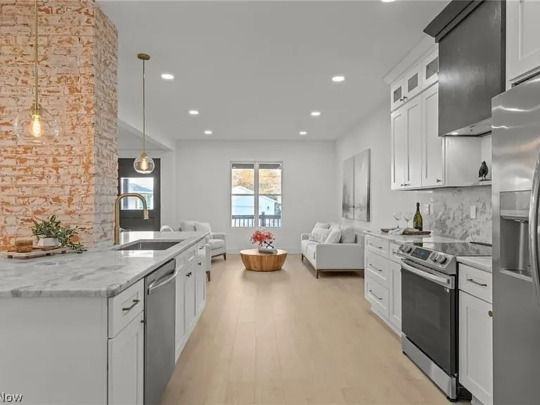 1422 W 77th St — Photo 13