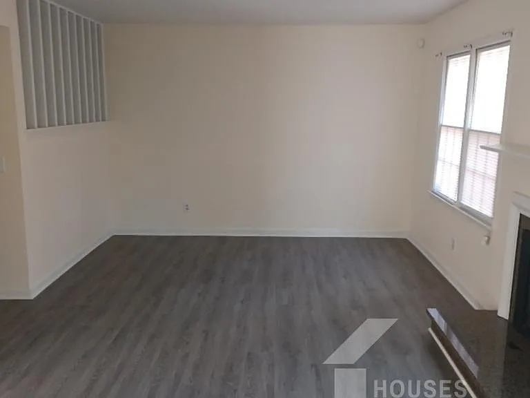 55 Summercreek Dr — Photo 3