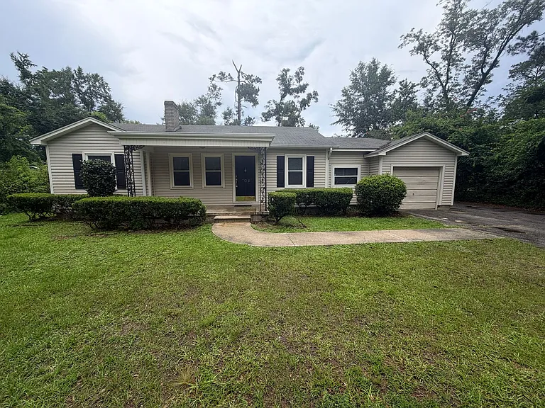 706 Pineview Dr — Photo 1