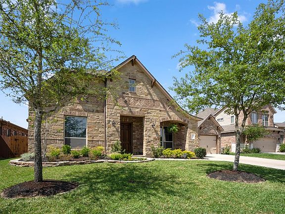 Fabulous curb appeal and a stacked stone elevation greet you as you lead into this pristine 1 story home.