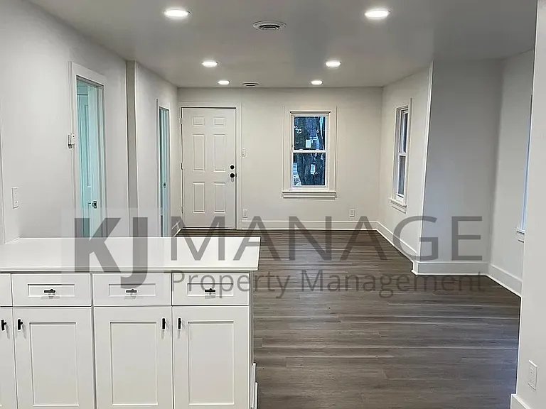 90 W Meyers Ave — Photo 11