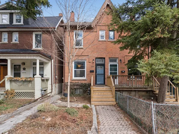 725 Manning Ave, Toronto, ON M6G 2W5