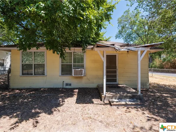 327 Hickory Ave, Luling, TX 78648