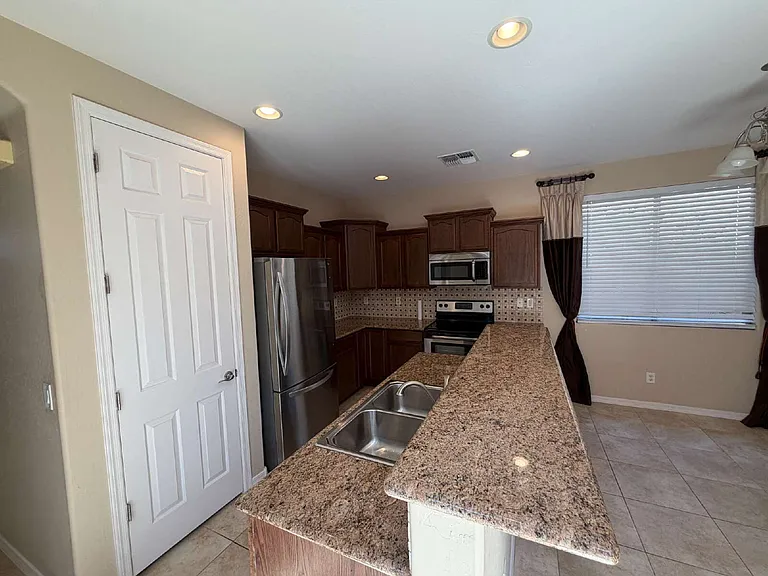 5621 E Adrian Ave — Photo 10