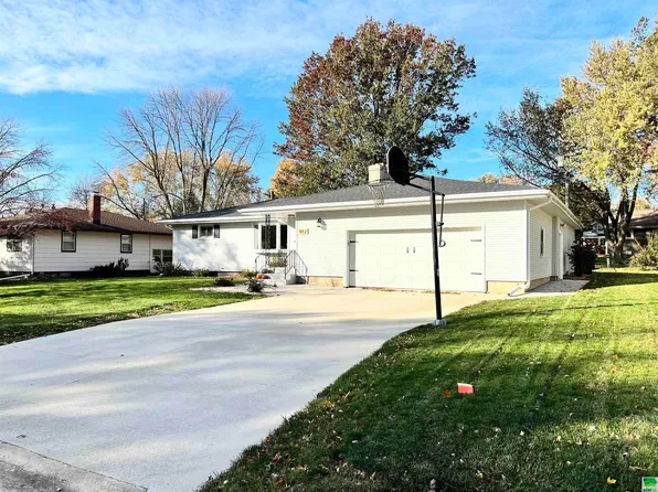 912 Pierce Dr, Storm Lake, IA 50588