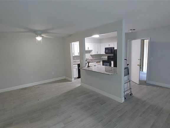 5th image of 496 Banyon Tree Cir #104-1
