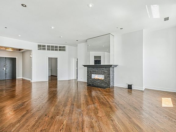 3rd image of 910 S Michigan Ave APT 2006