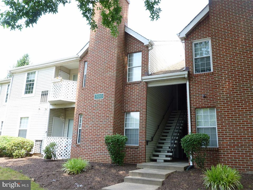 1st image of 302 Diamond Dr