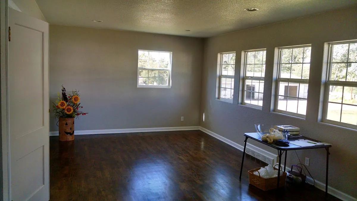 121 S Summit Street — Photo 2