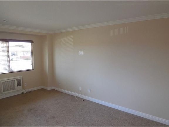 4th image of 215 Twin Oaks Ave